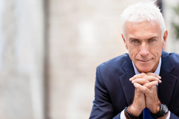 Retrato de empresario confiado al aire libre — Foto de Stock