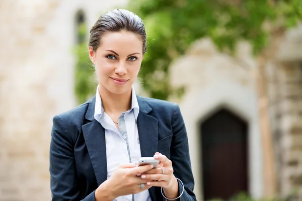 Portrait of business woman smiling outdoor — Stock Photo, Image