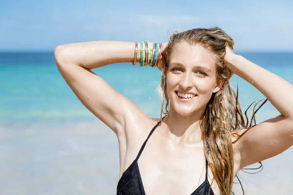 Mujer joven en la playa —  Fotos de Stock