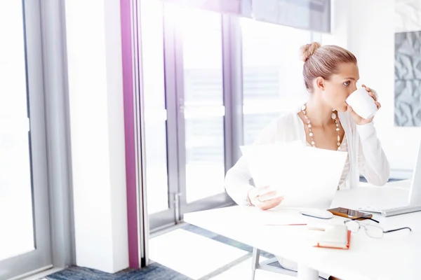 Attractive office worker sitting at desk — Stock Photo, Image