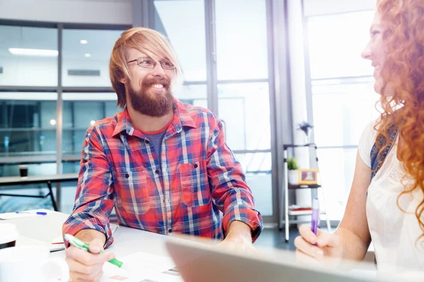 Twee collega's samen te werken — Stockfoto