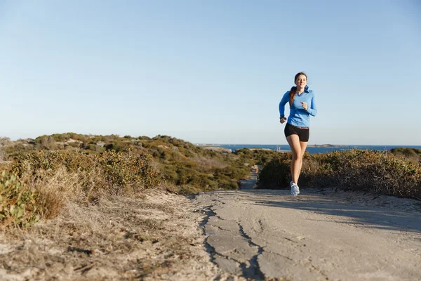 Corredor deportivo trotando en la playa haciendo ejercicio — Foto de Stock