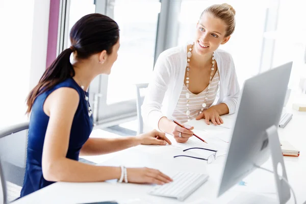 Two female colleagues in office — Stock Photo, Image