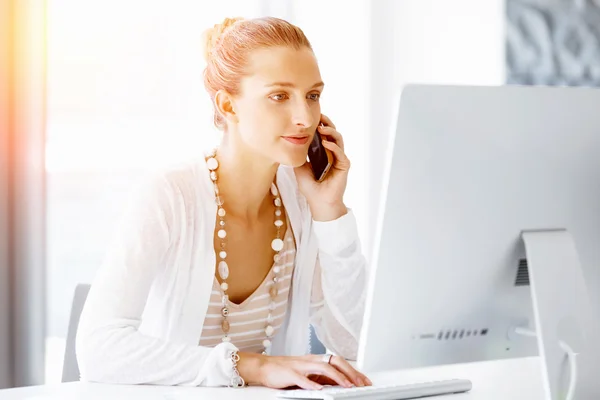 Attractive office worker sitting at desk — Stock Photo, Image