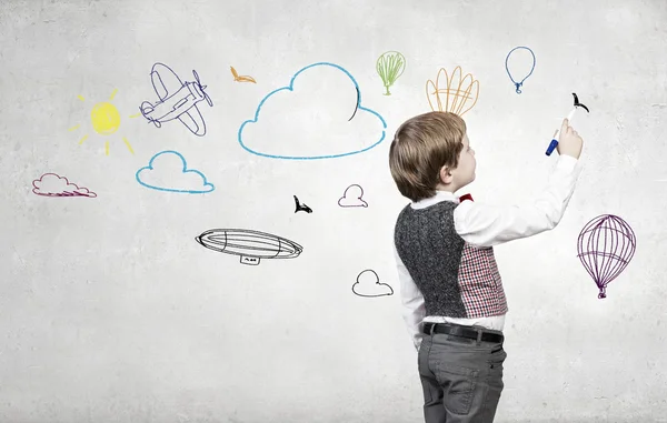 Niño creando su vida feliz —  Fotos de Stock