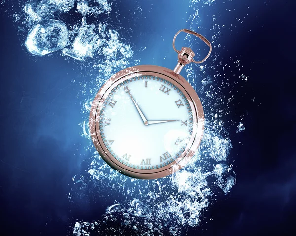 Relógio de bolso em água — Fotografia de Stock