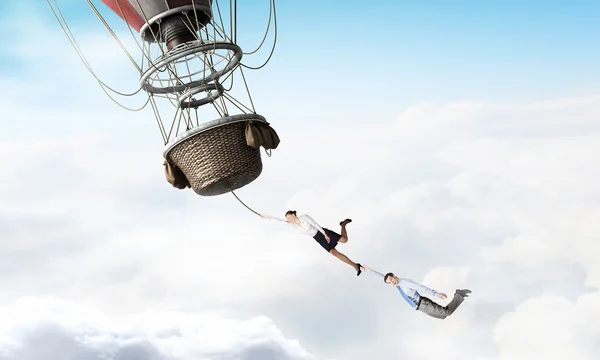 Geschäftsleute fliegen mit Ballon — Stockfoto