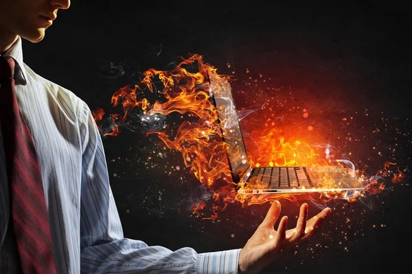 Laptop brennt mit Feuer — Stockfoto