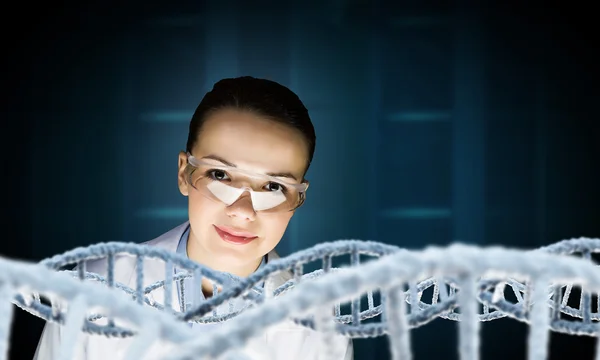 Tecnologista de ciências da mulher em laboratório — Fotografia de Stock