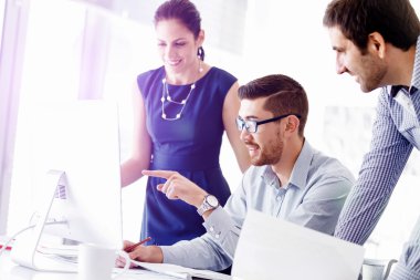 Çekici ofis çalışanı masada oturuyor.