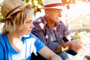 Baba ve oğul bağ içinde