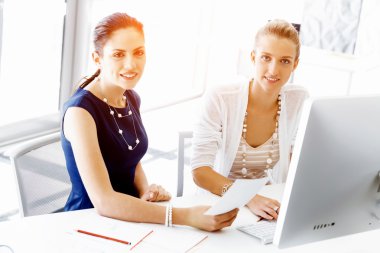 Ofiste iki bayan meslektaşım var.