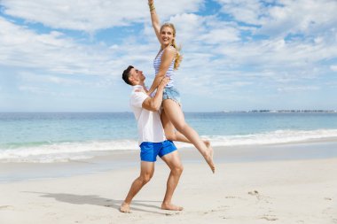 Mutlu çift Beach tatile atlama