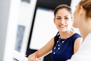 Ofiste iki bayan meslektaşım var.