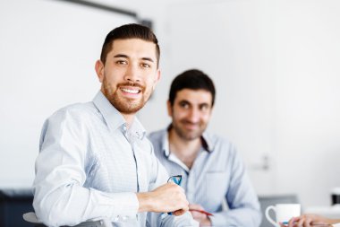 Modern ofisteki iş adamları