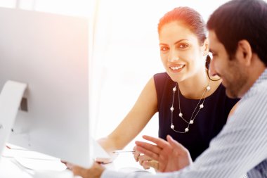 Modern ofisteki iş adamları