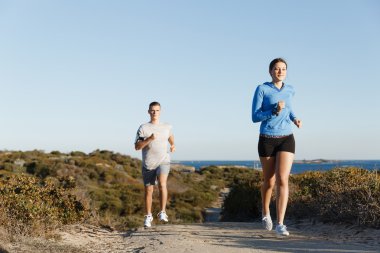 Onun ortak çalışma sahilde koşu spor atlet