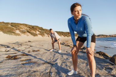 Plaj birlikte eğitim genç Çift