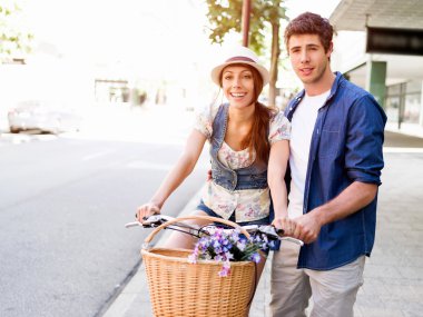 Şehir bisikleti ile mutlu çift