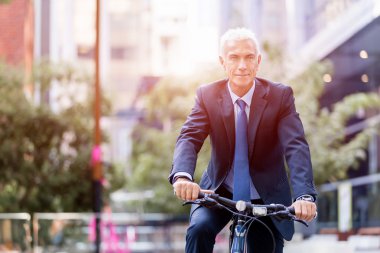 Başarılı bir iş adamı binicilik bisiklet