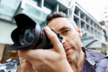 Erkek fotoğrafçı alarak resim