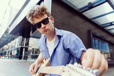 Gitar City ile genç müzisyen