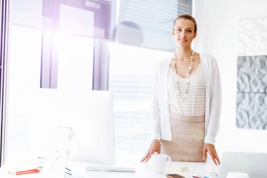 Ayakta çekici ofis çalışanı