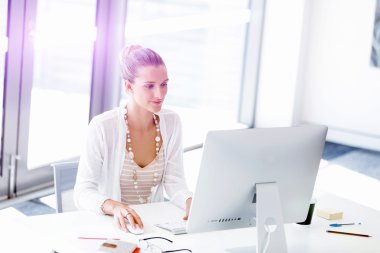 Çekici ofis çalışanı masada oturuyor.