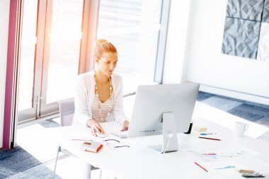 Çekici ofis çalışanı masada oturuyor.