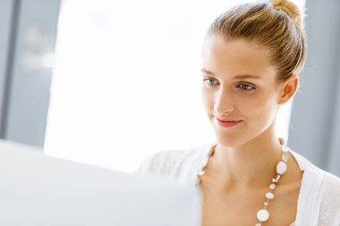 Çekici ofis çalışanı masada oturuyor.