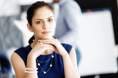 Çekici ofis çalışanı masada oturuyor.