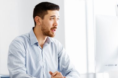 Masa başında oturan erkek ofis çalışanı