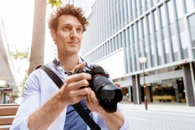 Erkek fotoğrafçı alarak resim