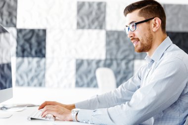 Masa başında oturan erkek ofis çalışanı