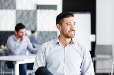 Çekici ofis çalışanı masada oturuyor.