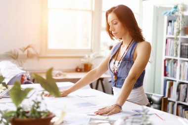 Yaratıcı ofiste duran genç kadın