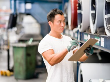 Asya işçi fabrikada üretim tesisi