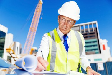 İnşaat alanında mühendis.