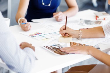 Kağıda yazı eller