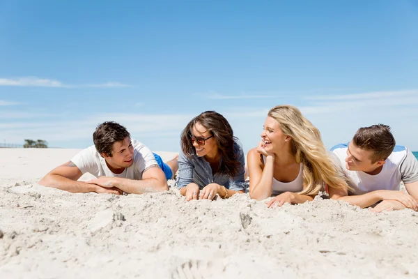 Compagnia di giovani sulla spiaggia — Foto Stock