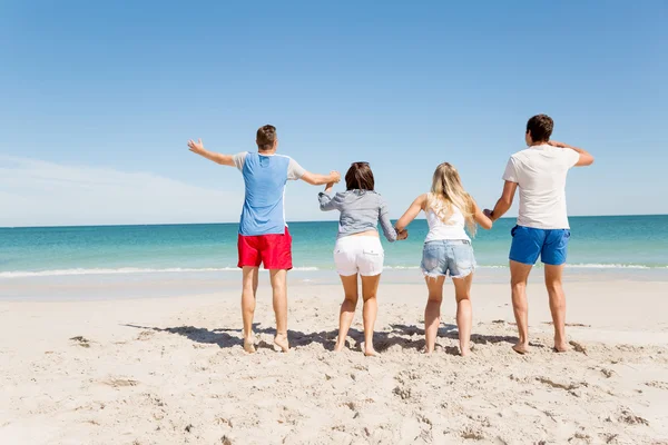 Compañía de jóvenes en la playa — Foto de Stock