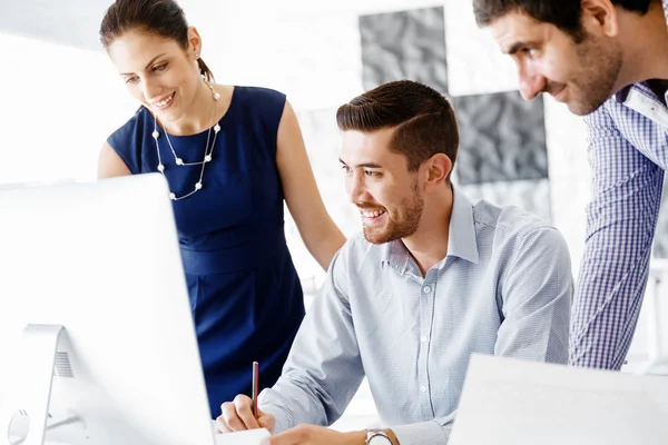 Les gens d'affaires dans le bureau moderne — Photo