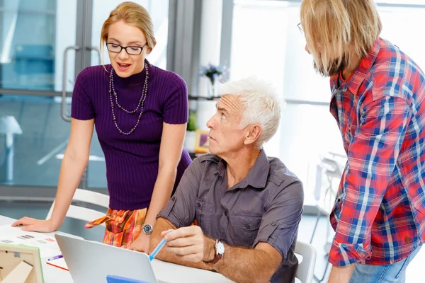 Collaboratori che lavorano insieme — Foto Stock