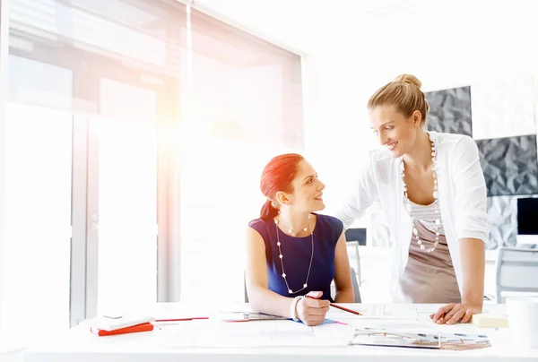 Two female colleagues in office — Stock Photo, Image