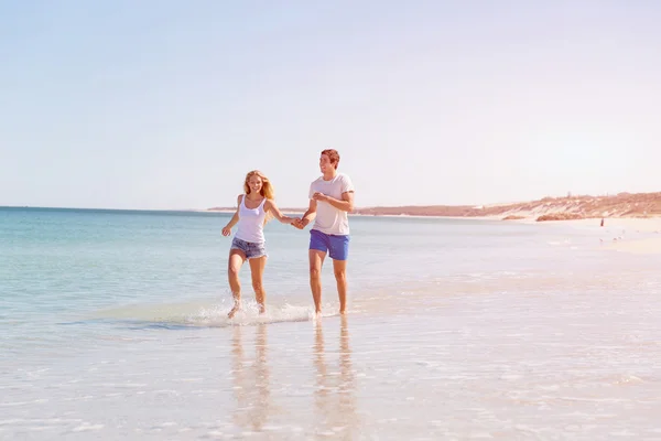 Romantische jonge paar op het strand — Stockfoto