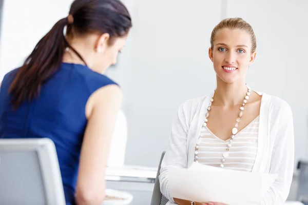 Two female colleagues in office — Stock Photo, Image