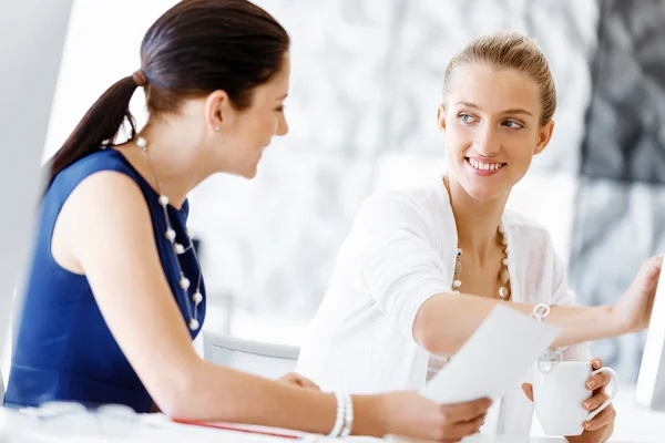 Two female colleagues in office — Stock Photo, Image