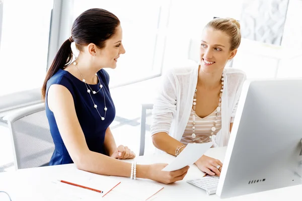 Two female colleagues in office — Stock Photo, Image