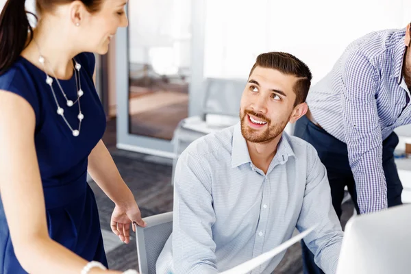 Les gens d'affaires dans le bureau moderne — Photo