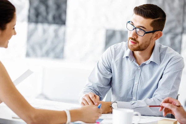 Affärsmän på modernt kontor — Stockfoto